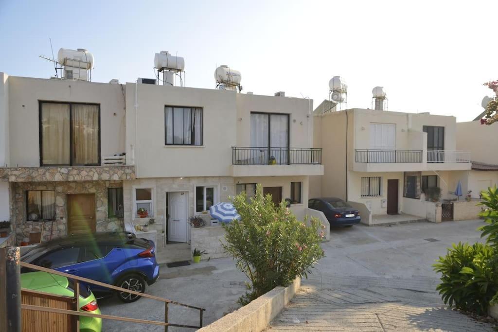 Isabella Court Townhouse Near Venus Beach And Lidl Paphos Exterior photo