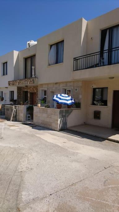Isabella Court Townhouse Near Venus Beach And Lidl Paphos Exterior photo